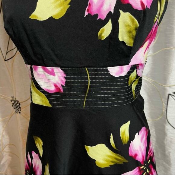 DONNA RICCO ~ Black Dress with Bold Floral Print ~ Wide Waistband ~ Size 4P - Picture 4 of 10